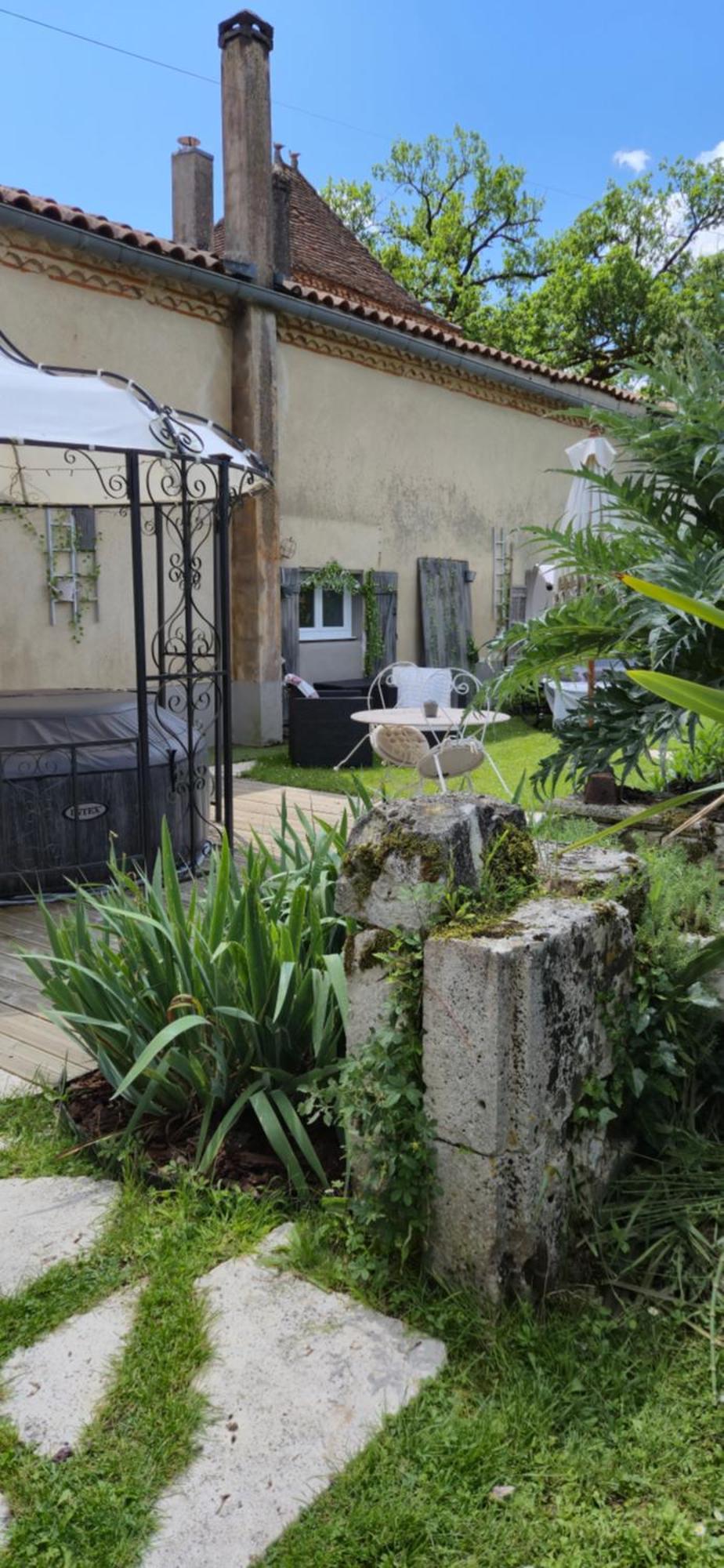 Au Clair De - Calme- Jardin Privatif Avec Jacuzzi Romance -vue Panoramique - Independantes
