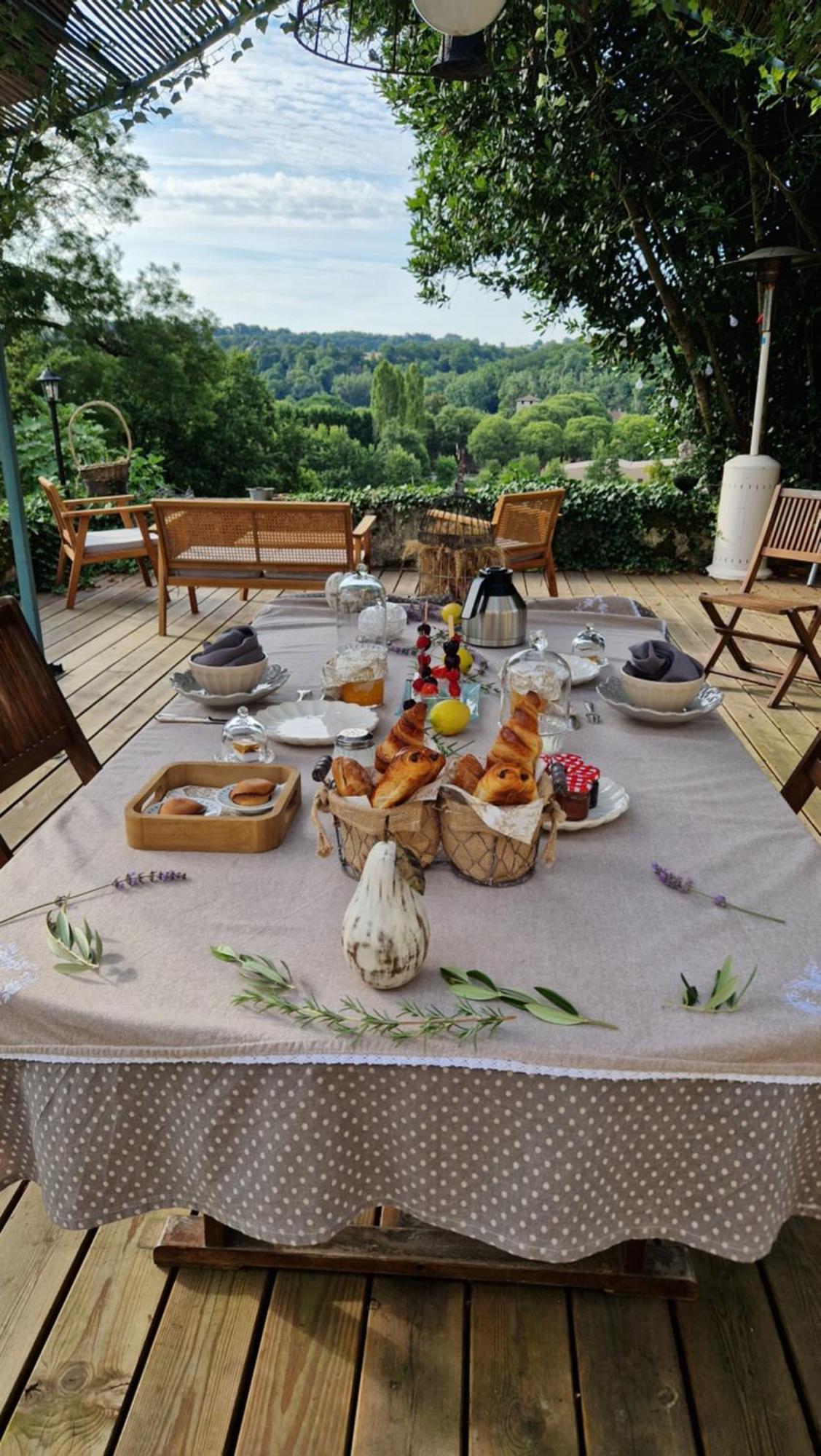 Casa de hóspedes Au Clair De - Calme- Jardin Privatif Avec Jacuzzi Romance -vue Panoramique - Independantes *